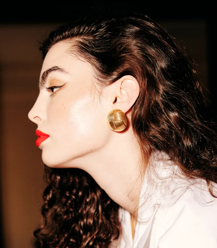 Kobieta z kolczykami