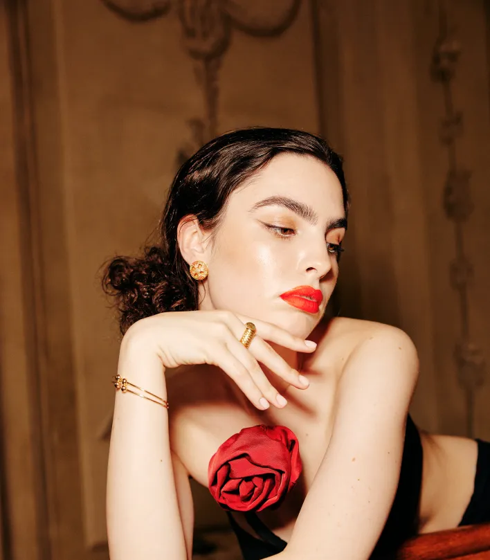 Kobieta z pierścionkiem