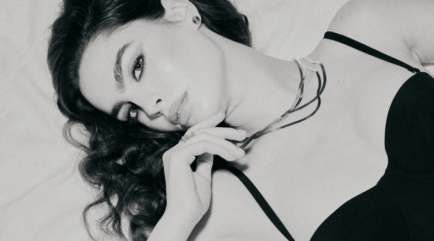 Kobieta z naszyjnikiem